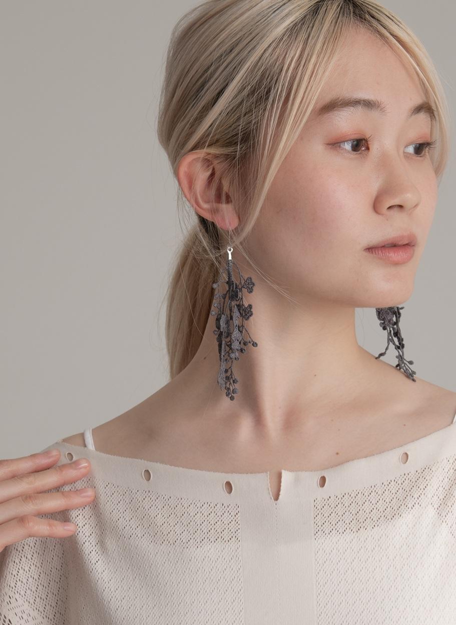 【限定1個】レースプランツピアス・イヤリング グレー（葉の雫006-PAS）葉の雫シリーズ1枚目の画像